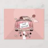 ピンク結婚たった今結婚しましたの車の新郎新婦 案内ポストカード (正面)