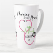 ピンク聴診器EKGナースはすべてハート名 カフェラテマグ (右アングル)