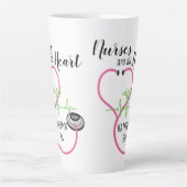 ピンク聴診器EKGナースはすべてハート名 カフェラテマグ (正面)