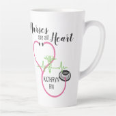 ピンク聴診器EKGナースはすべてハート名 カフェラテマグ (右)