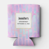 ピンク背景の青い四角形の誕生日 缶クーラー (裏面)