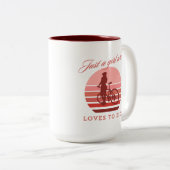 ピンク色に乗るのが大好きな女の子 ツートーンマグカップ (正面右)