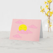 ピンク色に染まる朝日ともやのかかった空:淡いピンクのブランク カード (黄色い花)