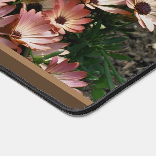 ピンク色のアフリカデイジーのパーソナライズされた花 デスクマット (コーナー)
