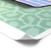 ピンク色のイチゴ霜の青いカップケーキポスター ポスター (角)