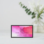 ピンク色のイニシャルとはっきりしたボックスロゴ 名刺 (スタンド正面)
