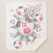 ピンク色のガーリーサッカーボール吹き出しスポーツデッキ シェルパブランケット (正面)