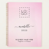 ピンク色のグラデーションの名前を追加カスタム年の四角いロゴ プランナー手帳 (正面)