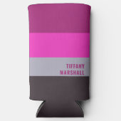 ピンク色のグレーと濃くミュートされた紫のストライプ色パターン スリム缶クーラー (正面)