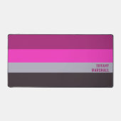 ピンク色のグレーと濃くミュートされた紫のストライプ色パターン デスクマット (正面)