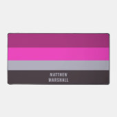 ピンク色のグレーと濃くミュートされた紫のストライプ色パターン デスクマット (正面)