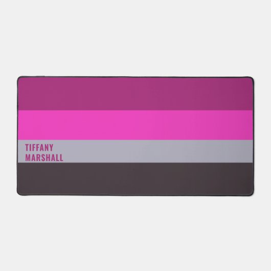 ピンク色のグレーと濃くミュートされた紫のストライプ色パターン デスクマット (正面)