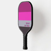 ピンク色のグレーと濃くミュートされた紫のストライプ色パターン ピックルボールラケット (左)