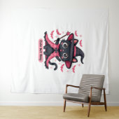 ピンク色のゴシック風の子猫 – 甘いがビーウィッチオーバーズ タペストリー (インサイチュ(横))