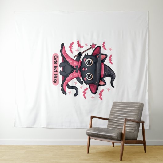 ピンク色のゴシック風の子猫 – 甘いがビーウィッチオーバーズ タペストリー (インサイチュ(横))