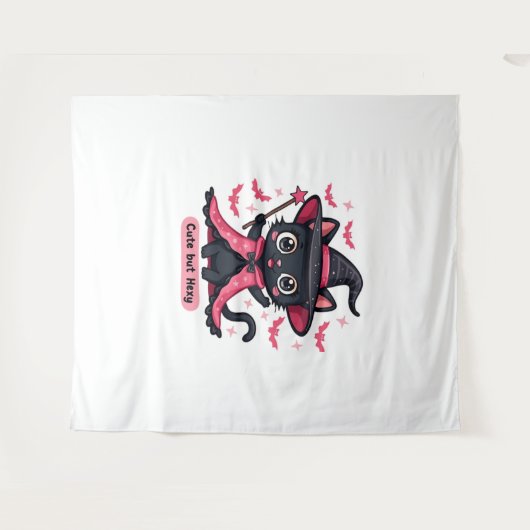 ピンク色のゴシック風の子猫 – 甘いがビーウィッチオーバーズ タペストリー (正面(横))