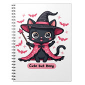 ピンク色のゴシック風の子猫 – 甘いがビーウィッチオーバーズ ノートブック (正面)