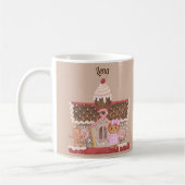 ピンク色のジンジャーブレッドの女の子とキャンディハウスで可愛い コーヒーマグカップ (左)