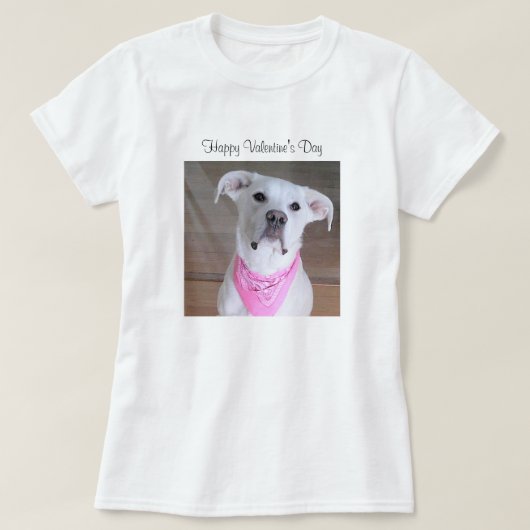 ピンク色のスカーフが付いたかわいい幸せな白い子犬かわいらし Tシャツ (デザイン正面)