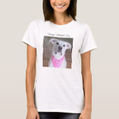 ピンク色のスカーフが付いたかわいい幸せな白い子犬かわいらし Tシャツ (正面)