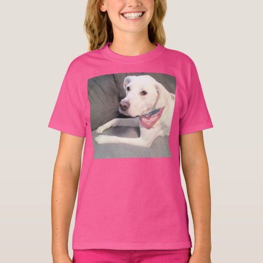 ピンク色のスカーフをした可愛い白いドギーの写真 Tシャツ (正面)