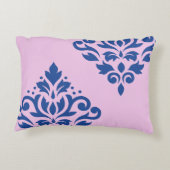 ピンク色のダンマスクアートI青をスクロール アクセントクッション (裏面)