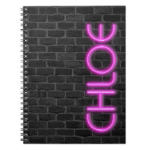 ピンク色のネオンで輝く