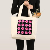 ピンク色のハイビスカスの花が黒い上に、_ ラージトートバッグ (正面(商品))