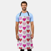 ピンク色のハート型の愛の色合い エプロン (着用した状態)