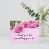 ピンク色のバラがピンク色の背感謝してい景にある ポストカード (スタンド正面)