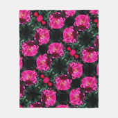 ピンク色のバラがフル開花 フリースブランケット (正面)