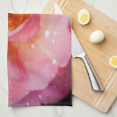 ピンク色のバラと露が黒い背景 キッチンタオル (四つ折り)