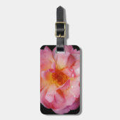 ピンク色のバラと露が黒い背景 ラゲッジタグ (正面縦)