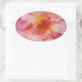 ピンク色のバラと露が黒い背景 楕円形シール (バッグ)