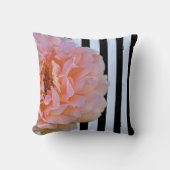 ピンク色のバラ(ブラック&ブルー縦ストライプ付) 2 クッション (正面)