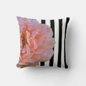 ピンク色のバラ(白と黒の縦のストライプ付き) 2 クッション (正面)