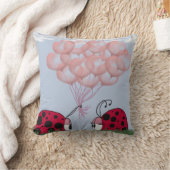 ピンク色のバルーンブーケかわいらしを持つ愛らしいラディバグ クッション (ブランケット)