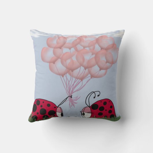 ピンク色のバルーンブーケかわいらしを持つ愛らしいラディバグ クッション (裏面)
