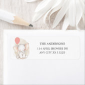 ピンク色のバルーンベビーシャワーを持つ象 ラベル (インサイチュ)