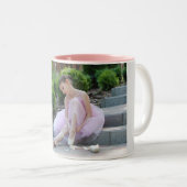 ピンク色のバレエの子どもを連れた2本のトーンのコーヒーマグ。 ツートーンマグカップ (正面右)