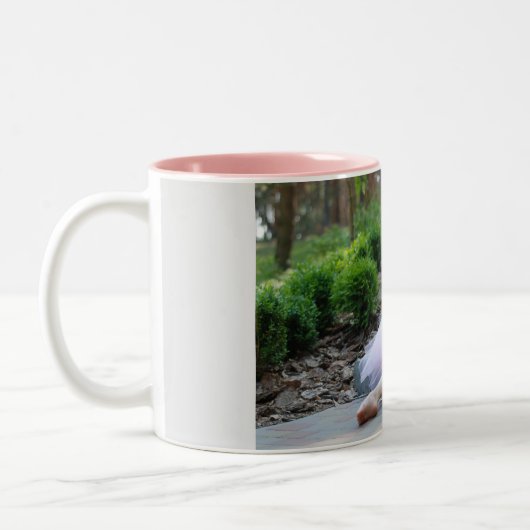 ピンク色のバレエの子どもを連れた2本のトーンのコーヒーマグ。 ツートーンマグカップ (左)