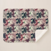 ピンク色のバーガンディーの水色の花 シェルパブランケット (正面(横))