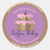 ピンク色のフロスティングチェリー自家製ベーカリー付きケーキ ラウンドシール (正面)