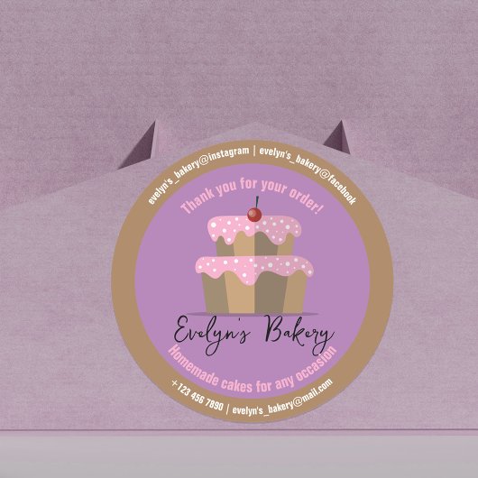 ピンク色のフロスティングチェリー自家製ベーカリー付きケーキ ラウンドシール