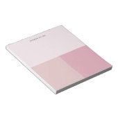 ピンク色のブロックの涙を作るシックなリスト遠くに ノートパッド (アングル)