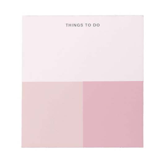 ピンク色のブロックの涙を作るシックなリスト遠くに ノートパッド (正面)