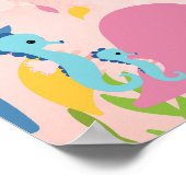 ピンク色のベビーに可愛らしい青い鯨の海 ポスター (角)