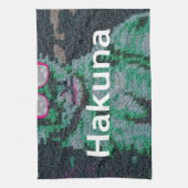 ピンク色のメガネを使ったグリーンライオン「はくな又田」アート キッチンタオル (縦)