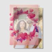 ピンク色の丸いフレームハート ベラム紙招待状 (オフセット (カップル))