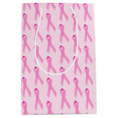 ピンク色の乳がん生存者リボン ミディアムペーパーバッグ (正面)